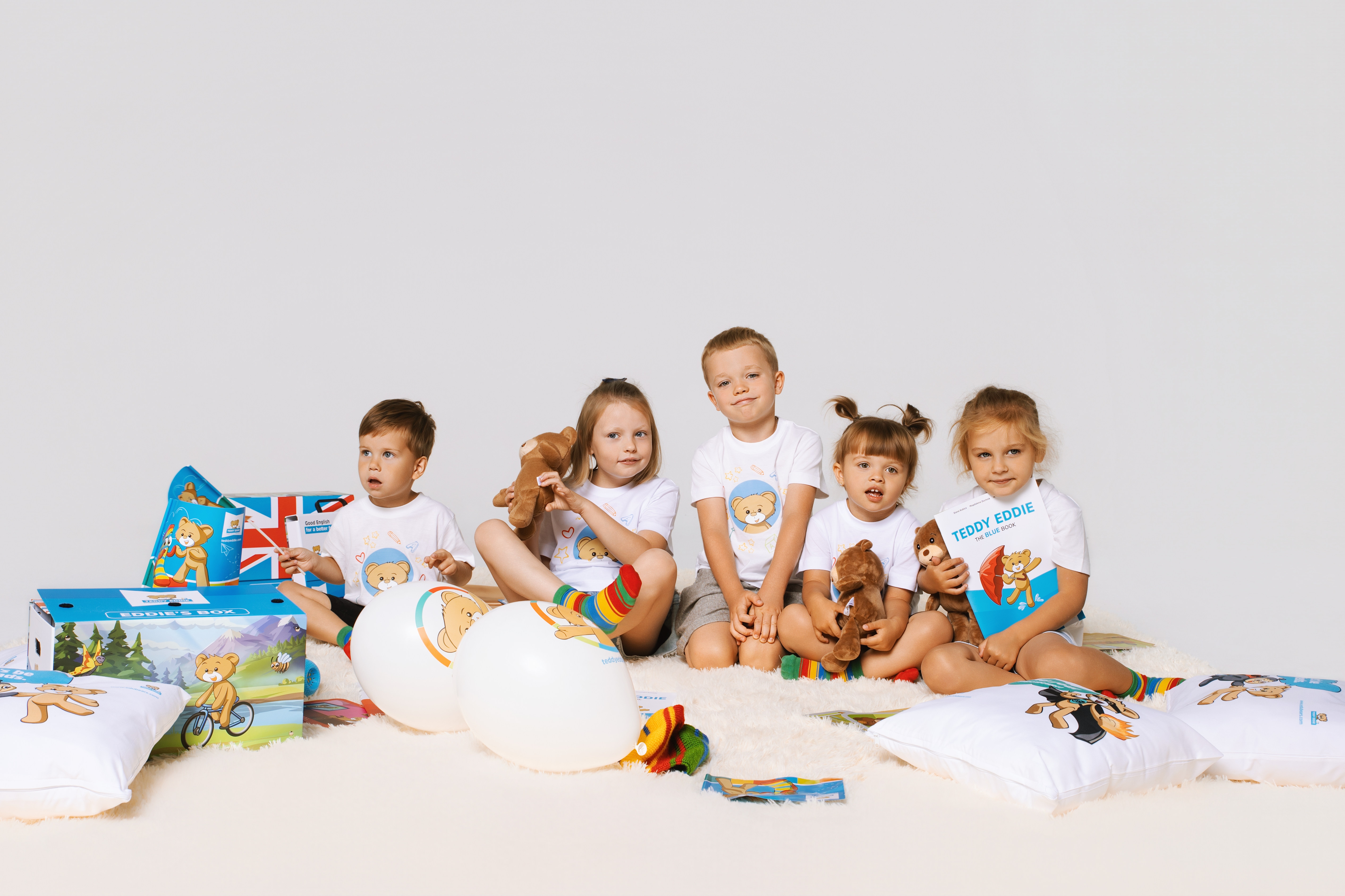 Grupa kursantów DOT Kids z materiałami do nauki